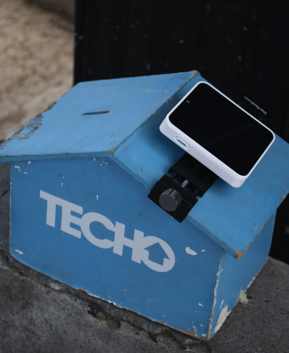 Caja de boteo con terminal Dar Fácil para colecta en la calle