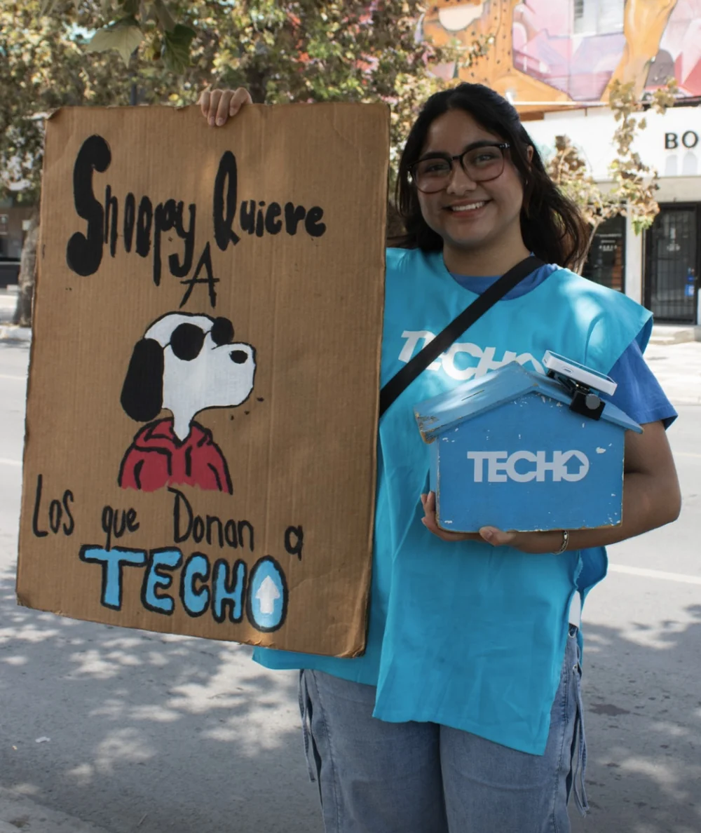 Voluntaria recaudando donativos en la calle con terminal Dar Fácil, sin bote de monedas